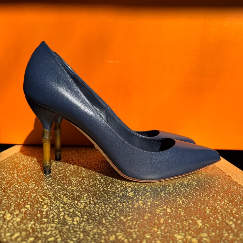 GUCCI Malaga Kid Leather Bamboo Accent Pumps in Uniform Blue size 38